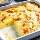 Ein goldbraunes Kartoffelgratin im Ofen, perfekt für Ihr nächstes kartoffelgratin rezept. Cremig, geschichtet und unwiderstehlich.