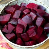 Schon gewusst, wie lange rote Bete kochen? Hier sind die gekochten, gewürfelten Rote Bete in einer Schüssel, bereit für Salate oder als Beilage.