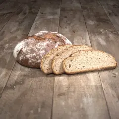 Frisch gebackenes Brot, perfekt geschnitten. Die richtige Temperatur beim Brot backen sorgt für diese Kruste und Krume.