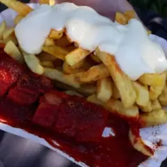 Leckere Currywurst mit Pommes und Mayo, ein Klassiker, der immer schmeckt. Dieses Currywurst Rezept ist einfach und schnell gemacht.