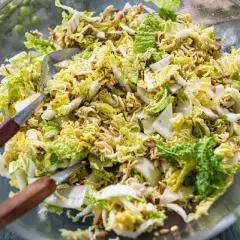 Ein knackiger Chinakohlsalat mit Nudeln und Sonnenblumenkernen. Dieser yum yum salat ist perfekt für den Sommer!