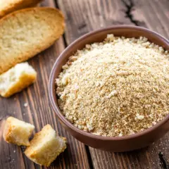 Frisches Paniermehl, frisch zubereitet aus geröstetem Brot. Perfekt, um paniermehl selber machen zu lernen und Gerichten Textur zu verleihen.