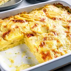 Ein goldbraunes Kartoffelgratin im Ofen, perfekt für Ihr nächstes kartoffelgratin rezept. Cremig, geschichtet und unwiderstehlich.