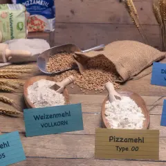 Verschiedene Mehlsorten, darunter Pizzamehl Type 00, Weizenmehl und Dinkelmehl. Die Frage, ob man mit Pizzamehl Kuchen backen kann, wird hier thematisiert.