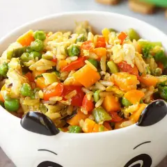 Reis vom Vortag wird zu einem bunten Gemüse-Reisgericht mit Erbsen, Karotten und Paprika verarbeitet.