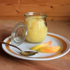 Glas mit selbstgemachtem Apfelmus, daneben Apfelspalten und ein Löffel. Perfekt zum Apfelmark selber machen!