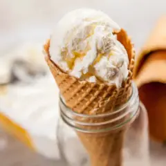 Cremiges griechischer joghurt eis ohne eismaschine im Waffelhörnchen, daneben leere Hörnchen.
