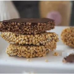 Gepufftes Quinoa Riegel: Leckere Snacks mit Schokolade, die zeigen, wie einfach die Zubereitung ist.