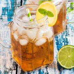 Erfrischender Eistee selber machen ohne Zucker. Eisgekühlte Gläser mit Zitrone und Minze.