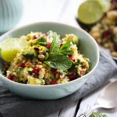 Bunter Salat mit Granatapfel, Avocado und Minze – eine köstliche Couscous-Alternative.