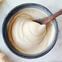 Cremige Cashewmilch, die Lust auf selber machen macht. Ein Löffel verrät die samtige Konsistenz.