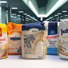 Fünf Säcke Weizenmehl Type 405 stehen nebeneinander. Welches Mehl zum Kuchen backen? Hier ist die Auswahl!