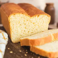 Frisch gebackenes Toastbrot, weich und goldbraun. Perfekt zum Toasten und Genießen.