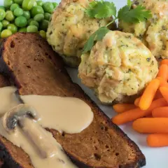 Herzhaftes Gericht mit Scheiben von seitan selber machen, dazu Klöße, Erbsen und Karotten.