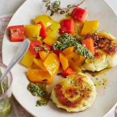 Zarte kartoffelküchlein aus gekochten Kartoffeln, serviert mit bunter Paprika und Kräuterpesto.
