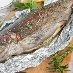 Saftige Lachsforelle im Backofen, mit Kräutern und Gewürzen verfeinert, bereit zum Servieren.