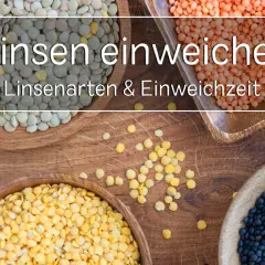 Verschiedene Linsensorten in Holzschalen: grüne, rote, gelbe und schwarze Linsen. Erfahren Sie, ob man rote Linsen einweichen muss.