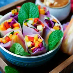 Frische Sommerrollen mit buntem Gemüse und Minze, ein tolles Sommerrollen Rezept für heiße Tage.