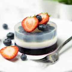 Schichtdessert mit Blaubeeren und Erdbeeren, zubereitet mit Agar Agar statt Gelatine. Ein leichter Genuss!