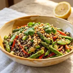 Bunter Quinoa-Salat mit Spargel, Paprika und Erdnüssen. So schmeckt Quinoa frisch und leicht!