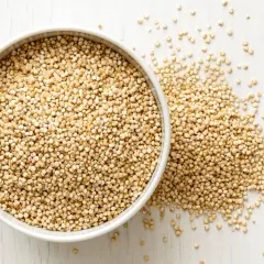 Eine Schüssel mit gepufftem Amaranth, bereit zum Essen. Die kleinen, hellen Körner sind ein gesunder Snack.