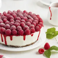 Ein köstlicher Kuchen ohne Backen, bedeckt mit frischen Himbeeren und Himbeersauce.
