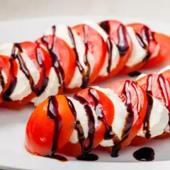 Caprese-Salat mit Tomaten, Mozzarella und Balsamico-Creme. So einfach lässt sich Balsamico Creme selber machen!