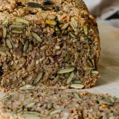 Saatenbrot rezept: Ein rustikales Brot voller Sonnenblumenkerne, Kürbiskerne und Leinsamen, perfekt für ein gesundes Frühstück.