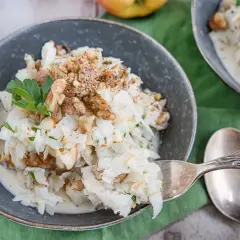 Schwarzer Rettich Zubereitung: Ein cremiger Salat mit Walnüssen und Petersilie, serviert in einer Schüssel.