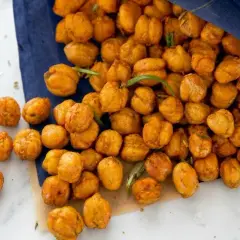 Knusprig geröstete Kichererbsen, perfekt zum Backen und als Snack. Mit Rosmarin verfeinert.