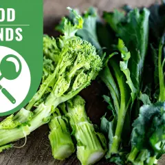 Frische Cime di rapa, ein grünes Blattgemüse, das gerade geerntet wurde und bereit ist für die Zubereitung.