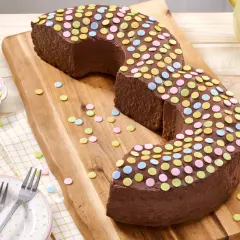 Schokoladenkuchen mit bunten Streuseln, perfekt zum Kuchen backen mit Zutaten, die man immer im Haus hat.