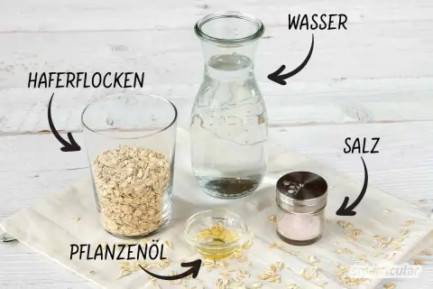 Zutaten für vegane Sahne selber machen: Haferflocken, Wasser, Pflanzenöl und Salz.