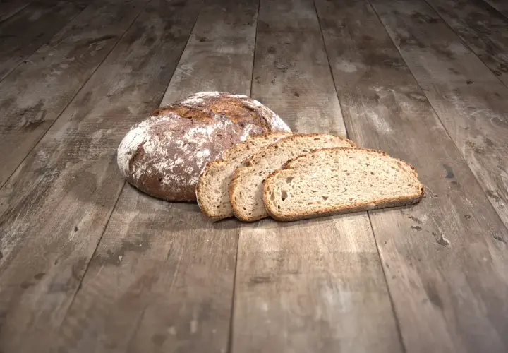 Frisch gebackenes Brot, perfekt geschnitten. Die richtige Temperatur beim Brot backen sorgt für diese Kruste und Krume.
