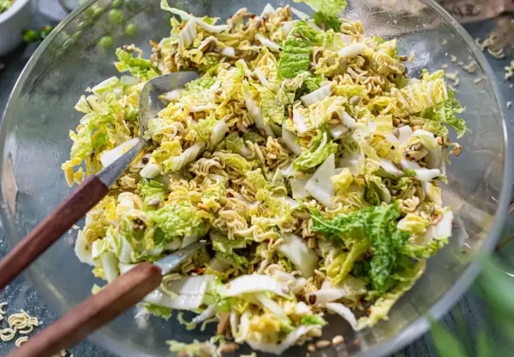 Ein knackiger Chinakohlsalat mit Nudeln und Sonnenblumenkernen. Dieser yum yum salat ist perfekt für den Sommer!