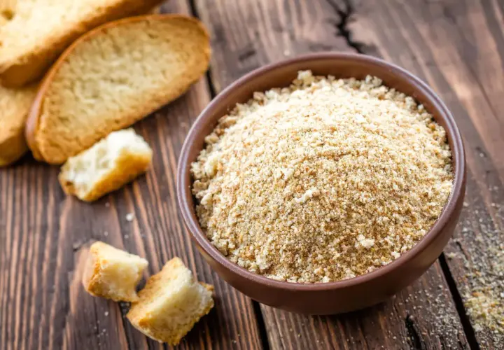 Frisches Paniermehl, frisch zubereitet aus geröstetem Brot. Perfekt, um paniermehl selber machen zu lernen und Gerichten Textur zu verleihen.