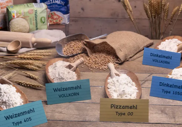 Verschiedene Mehlsorten, darunter Pizzamehl Type 00, Weizenmehl und Dinkelmehl. Die Frage, ob man mit Pizzamehl Kuchen backen kann, wird hier thematisiert.