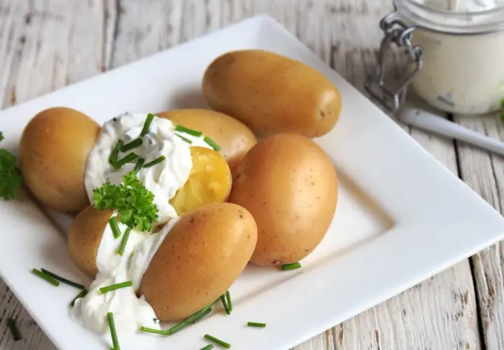 Kleine, goldbraune Kartoffeln mit cremigem Quark und frischem Schnittlauch garniert. Ein einfacher Genuss: Kartoffeln mit Quark.