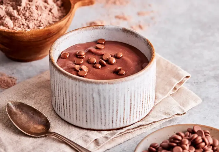 Schokoladenpudding mit Schokotröpfchen, bereit zum Genießen. Perfekt, um Pudding selber machen zu lernen.
