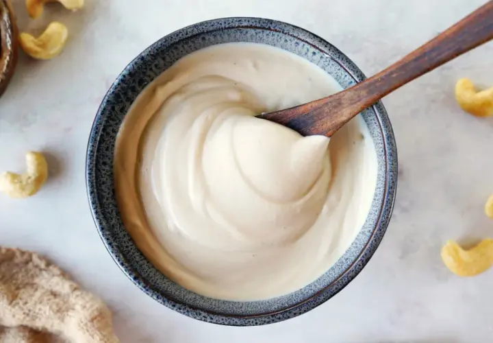 Cremige Cashewmilch, die Lust auf selber machen macht. Ein Löffel verrät die samtige Konsistenz.