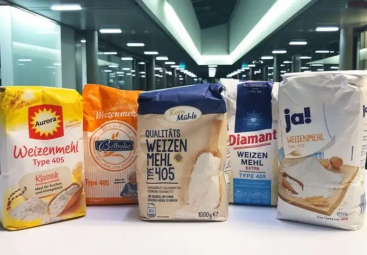 Fünf Säcke Weizenmehl Type 405 stehen nebeneinander. Welches Mehl zum Kuchen backen? Hier ist die Auswahl!