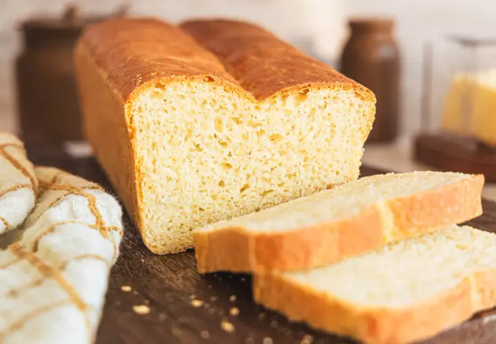 Frisch gebackenes Toastbrot, weich und goldbraun. Perfekt zum Toasten und Genießen.