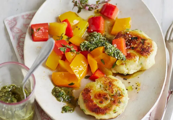 Zarte kartoffelküchlein aus gekochten Kartoffeln, serviert mit bunter Paprika und Kräuterpesto.