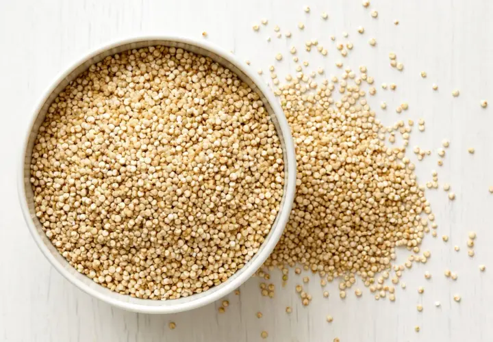 Eine Schüssel mit gepufftem Amaranth, bereit zum Essen. Die kleinen, hellen Körner sind ein gesunder Snack.