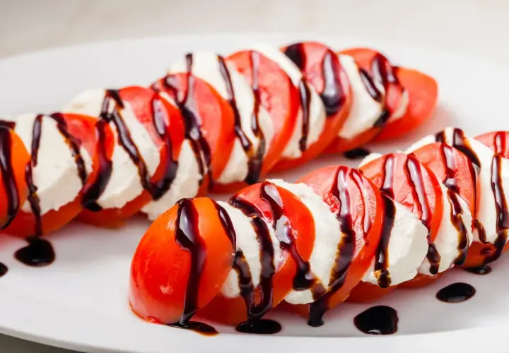 Caprese-Salat mit Tomaten, Mozzarella und Balsamico-Creme. So einfach lässt sich Balsamico Creme selber machen!