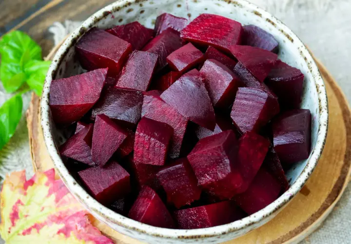 Schon gewusst, wie lange rote Bete kochen? Hier sind die gekochten, gewürfelten Rote Bete in einer Schüssel, bereit für Salate oder als Beilage.