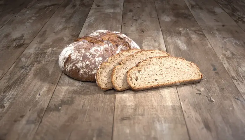 Frisch gebackenes Brot, perfekt geschnitten. Die richtige Temperatur beim Brot backen sorgt für diese Kruste und Krume.