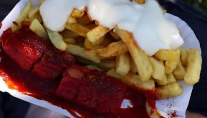 Leckere Currywurst mit Pommes und Mayo, ein Klassiker, der immer schmeckt. Dieses Currywurst Rezept ist einfach und schnell gemacht.