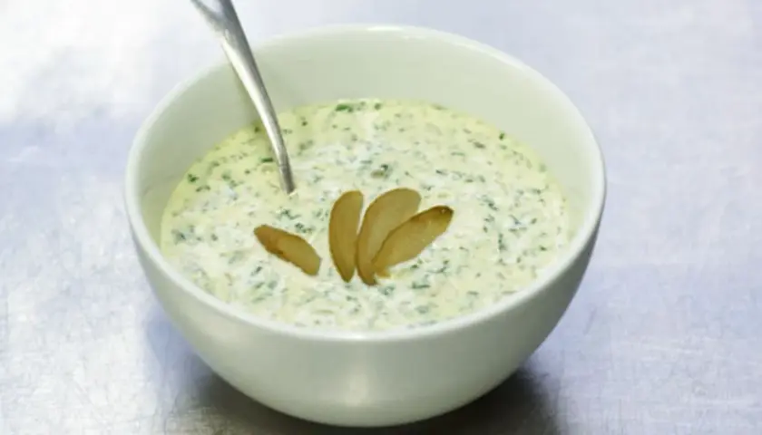 Cremige Remoulade mit Kräutern und Gewürzgurkenstücken, perfekt für Ihr nächstes remoulade rezept.