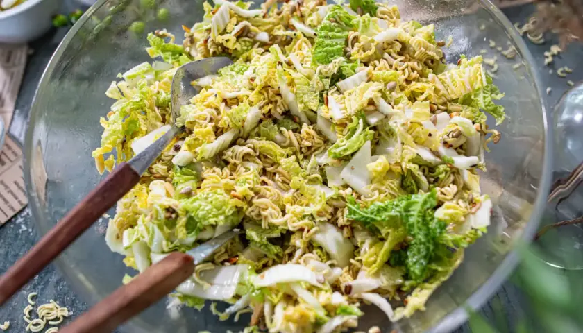 Ein knackiger Chinakohlsalat mit Nudeln und Sonnenblumenkernen. Dieser yum yum salat ist perfekt für den Sommer!